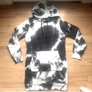 REVAMPED NWT LONG SUPER CUTE BLACK AND WHITE SWEATSHIRT